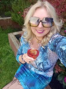 697685515: Chica busca chico en Gerona