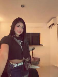 671134267: Chica busca chico en Sevilla