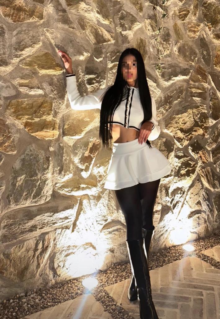 697594926: Chica busca chico en Barcelona