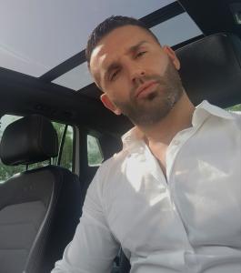 Chico busca chica en Sevilla: 