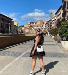 664838042: Chica busca chico en Valencia