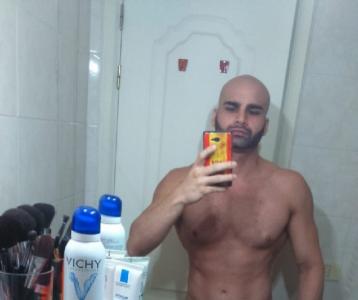 610657829: Chico busca chica en Barcelona