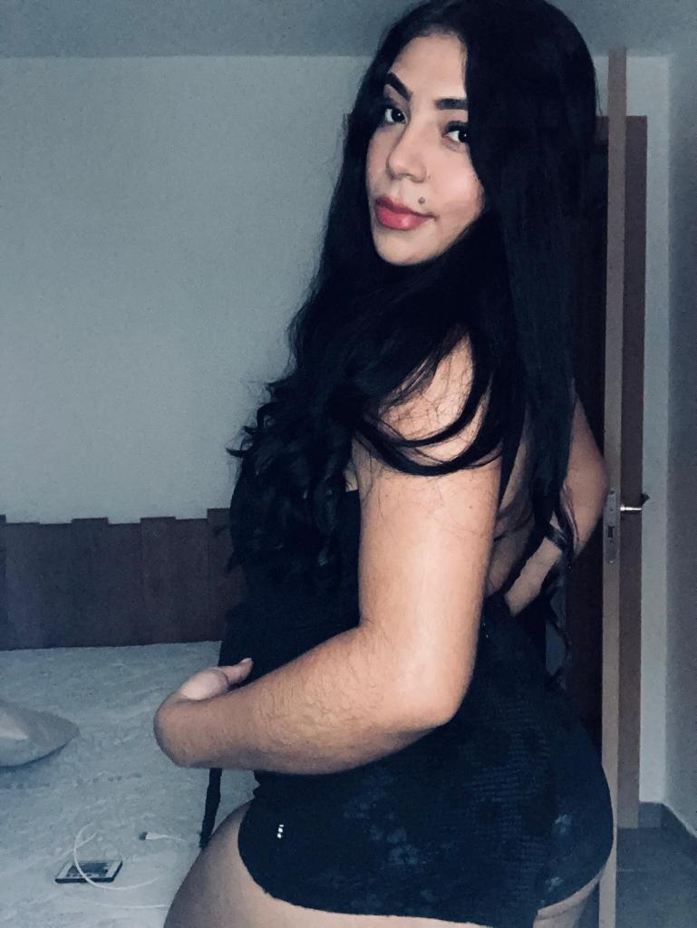 664705480: Chica busca chico en Sevilla