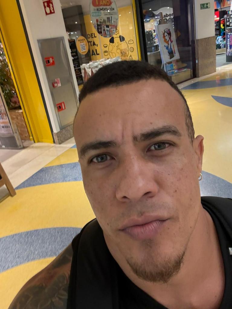 613998179: Chico busca chica en Cádiz