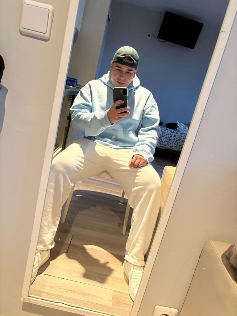 641780236: Chico busca chica en La Coruña