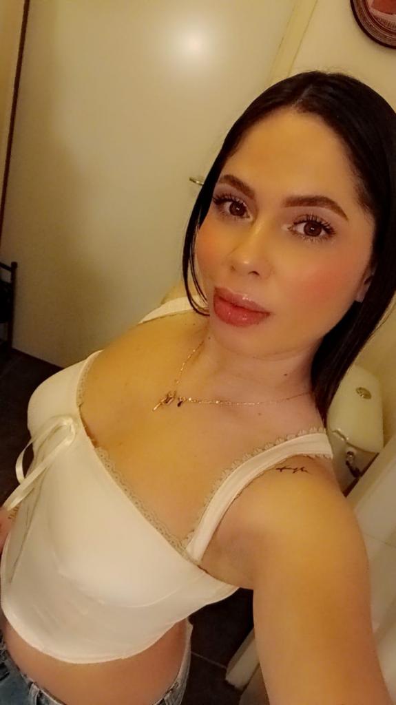 611824635: Chica busca chico en Sevilla