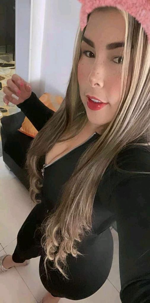 697929878: Chica busca chico en Barcelona