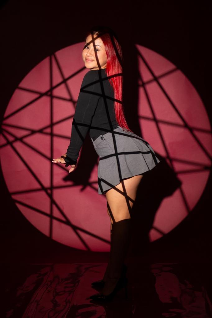 677881386: Chica busca chico en Sevilla