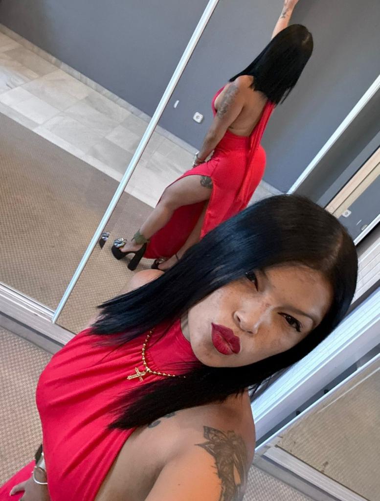 663126403: Chica busca chico en Sevilla