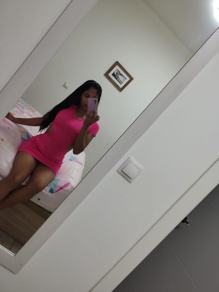 637006945: Chica busca chico en Madrid