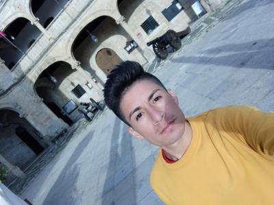 696234417: Chico busca chica en Barcelona