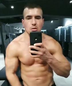 647793551: Chico busca chica en Barcelona