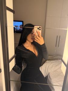 607054309: Chica busca chico en Barcelona