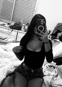 631179492: Chica busca chico en Barcelona