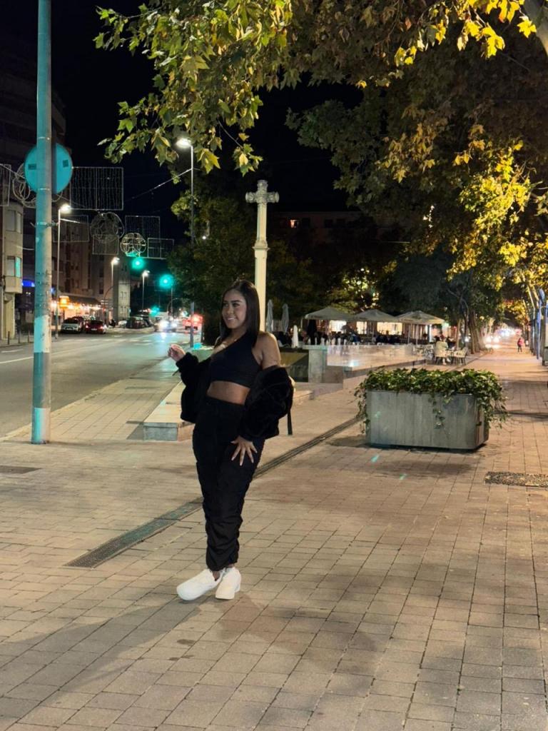 672593207: Chica busca chico en Barcelona