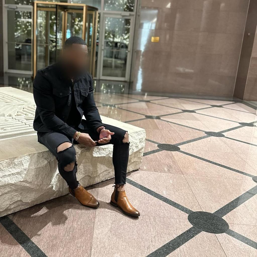 631623408: Chico busca chica en Barcelona