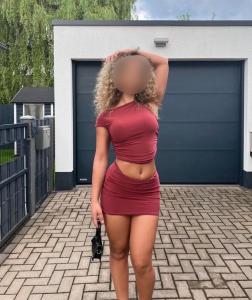 614670681: Chica busca chico en Sevilla