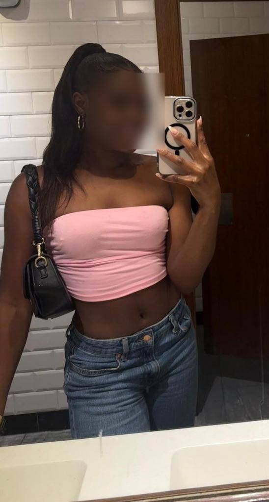 695799872: Chica busca chico en Barcelona