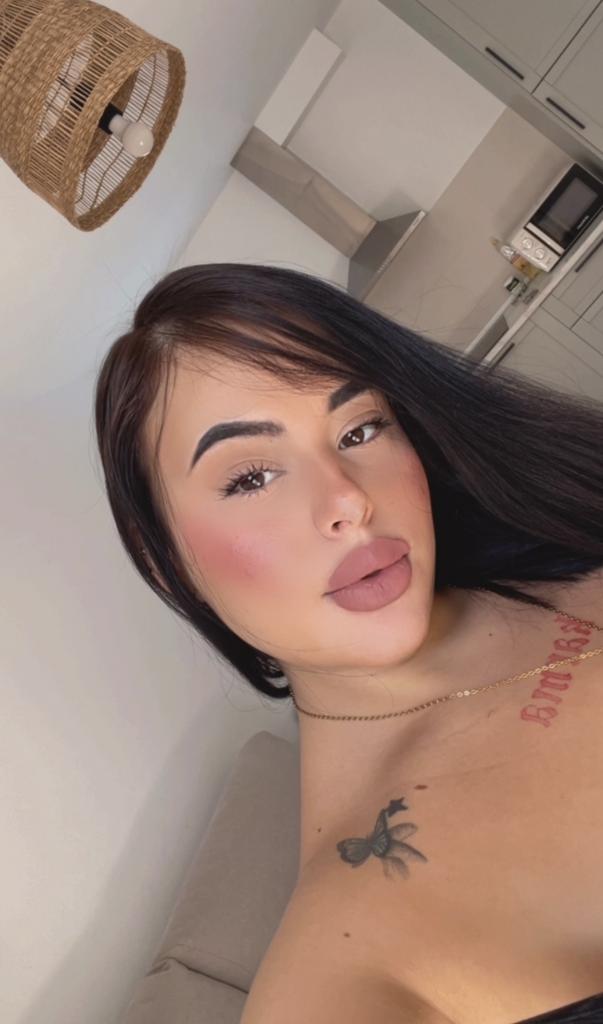 643109403: Chica busca chico en Barcelona