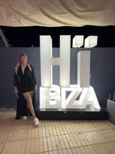 662475434: Transexual en Ibiza