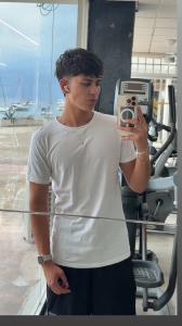 697751128: Chico busca chica en Ibiza