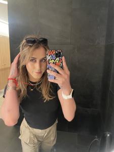 613840770: Travesti en León