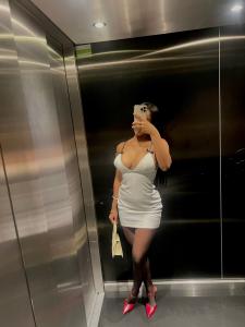 614057131: Chica busca chico en Barcelona