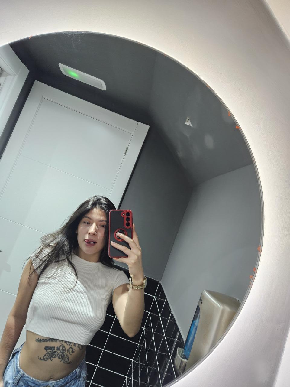 663085952: Chica busca chico en Barcelona