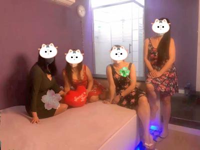 931747275: Chica busca chico en Barcelona