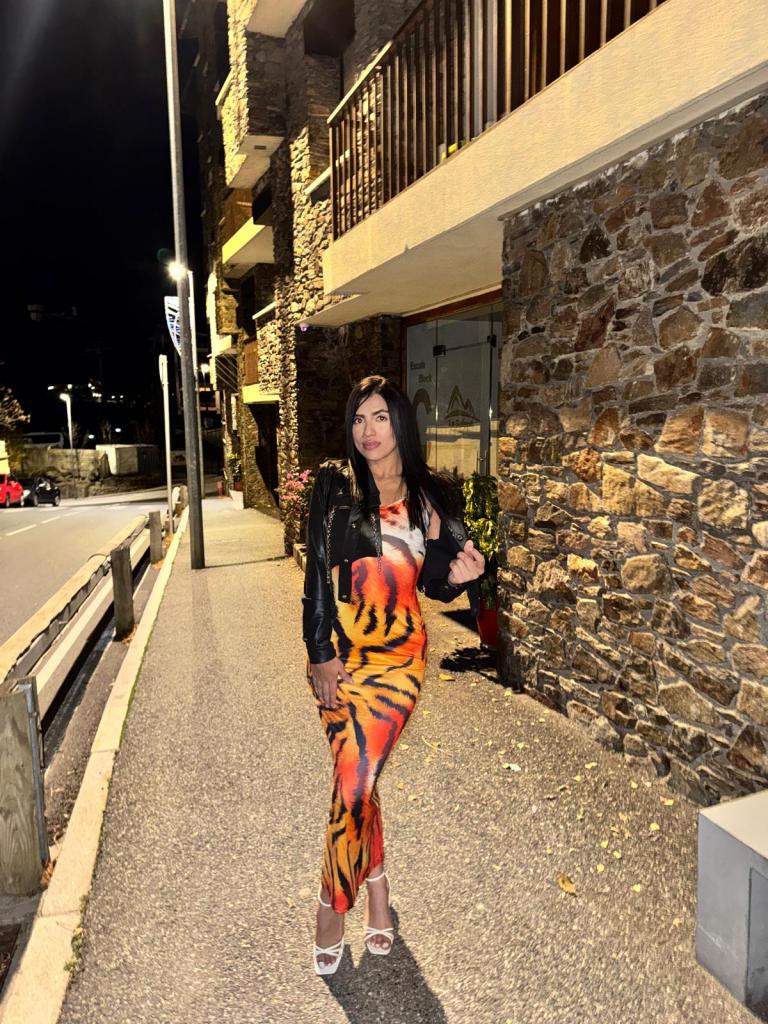 610880239: Chica busca chico en Ibiza