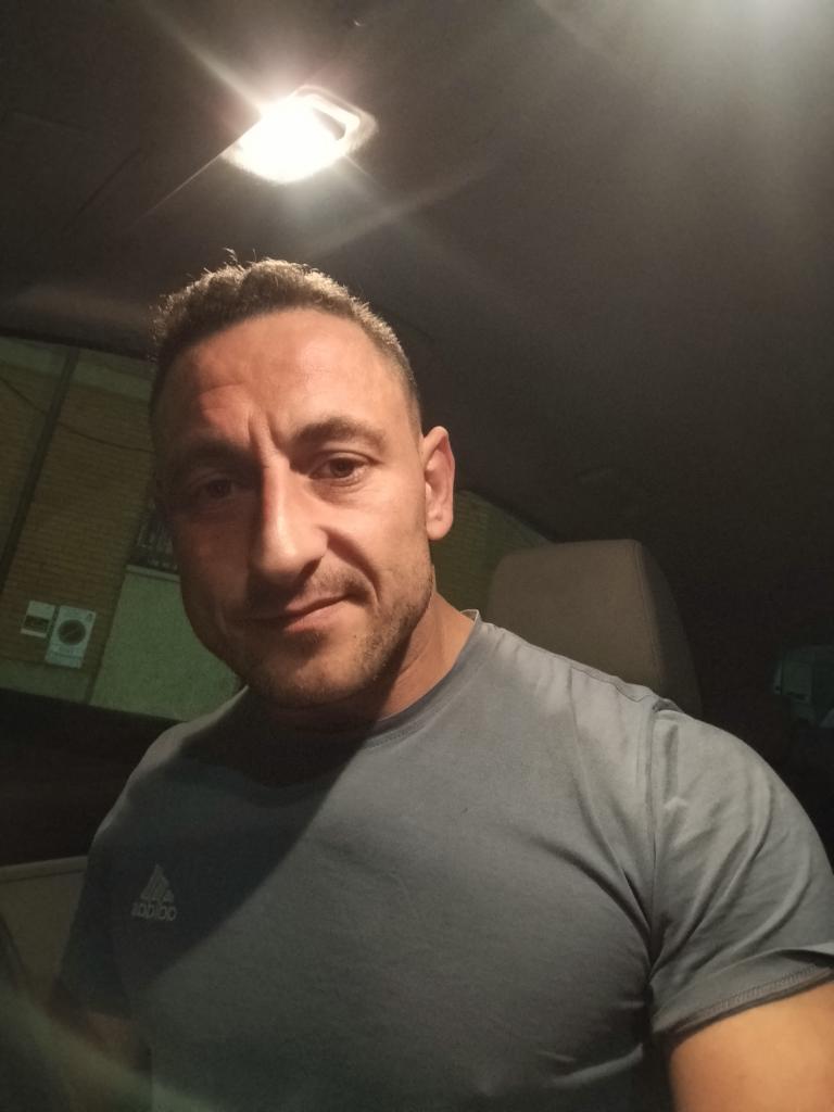 Chico busca chica en Sevilla: 