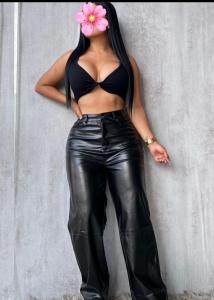 672088150: Chica busca chico en Sevilla