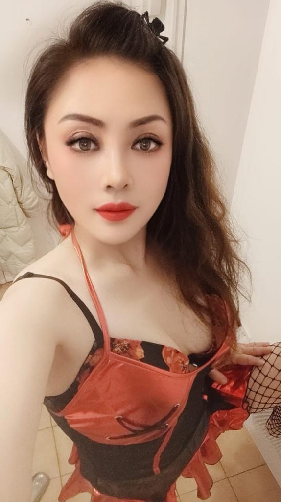 663993864: Chica busca chico en Barcelona