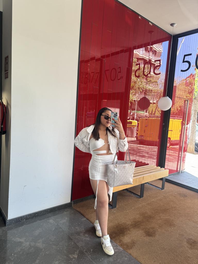 637705108: Chica busca chico en Barcelona