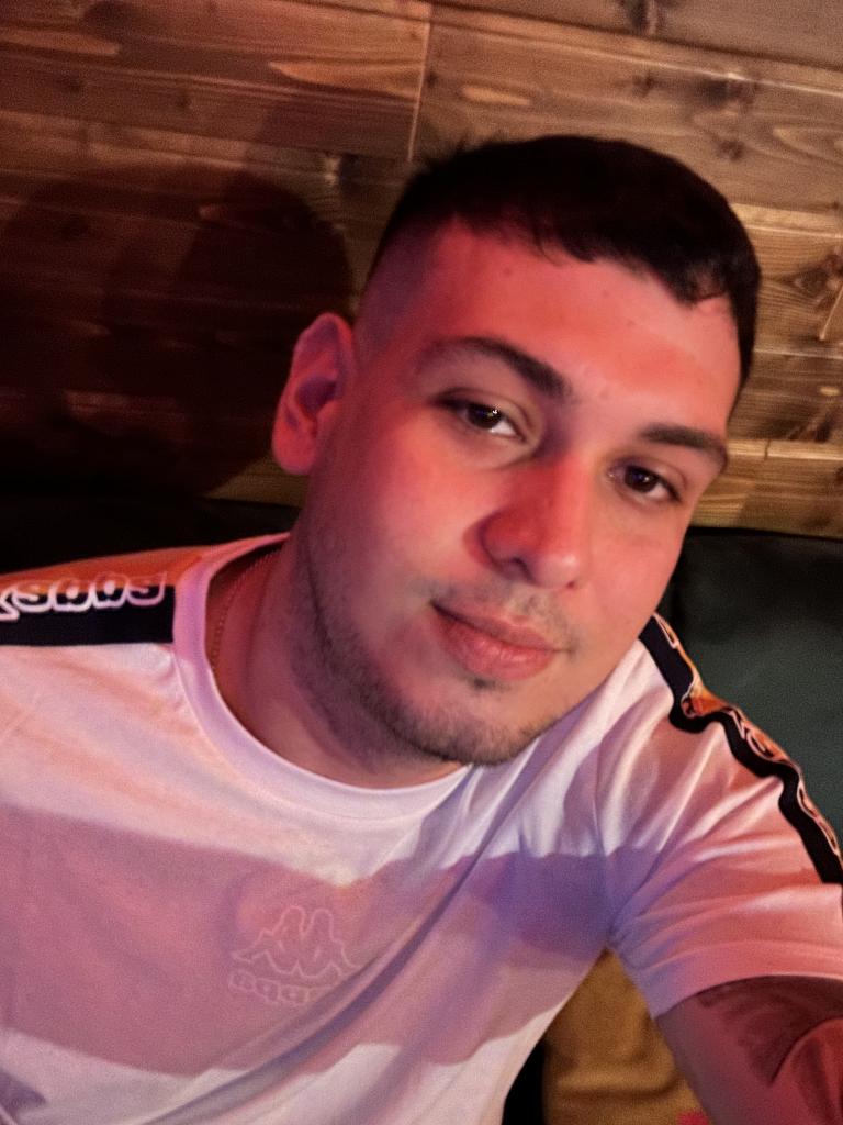 Chico busca chica en Sevilla: 