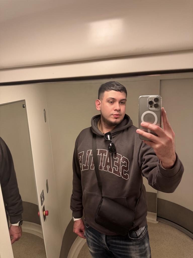 Chico busca chica en Sevilla: 